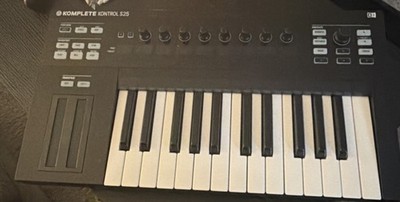 Native Instruments Komplete Kontrol S25 25-Key Semi-Weighted MIDI Controller