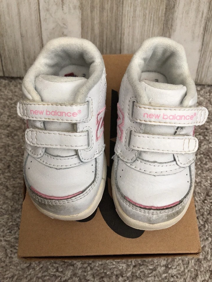 Zapatillas New Balance 502 para niñas pequeñas, talla 4M, blancas/rosadas Foto 3 de 4