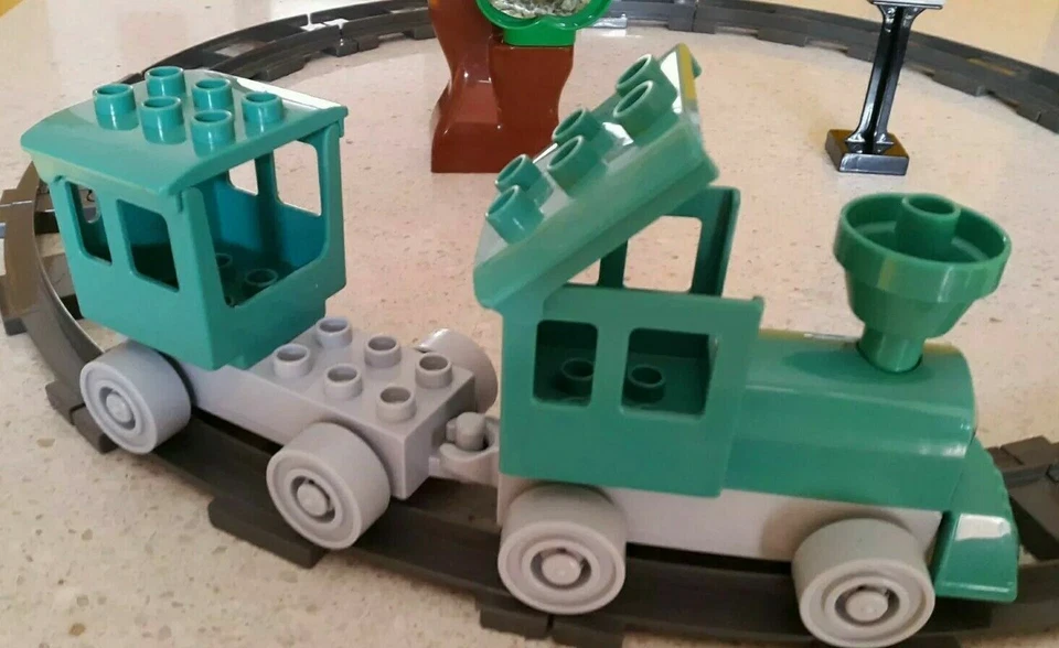 UNICO PLUS - USATO - TRENO CON BINARI SEMAFORO E ALBERO - COMPATIBILE LEGO DUPLO - Immagine 3 di 4