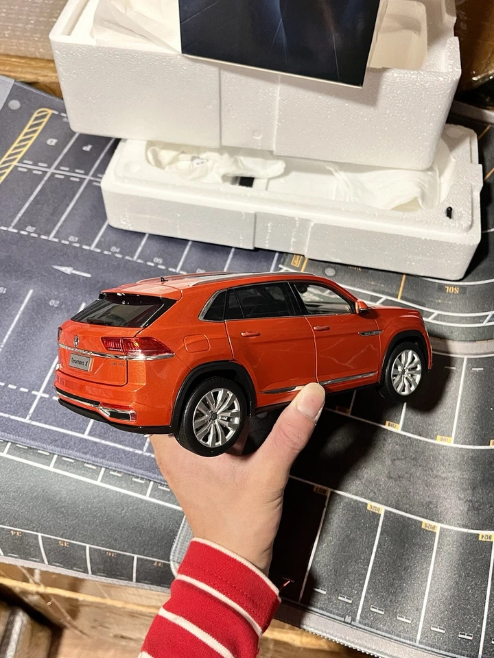 1:18 Scale Volkswagen Atlas Cross Sport R-Line Teramont Orange Diecast Model Car - Image 3 of 4