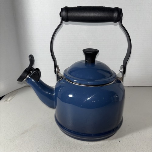 Bollitore per tè Le Creuset Demi Marsiglia smalto blu 1,25 QT/1,1 L ECU - Foto 7 di 10