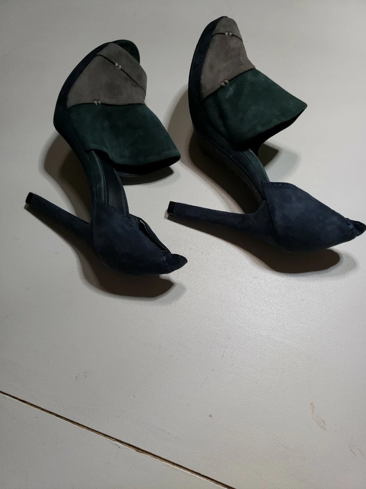 Tacones de tacón 7 para toda la humanidad de gamuza laterales abiertos talla 7,5 tricolor punta abierta Foto 2 de 4