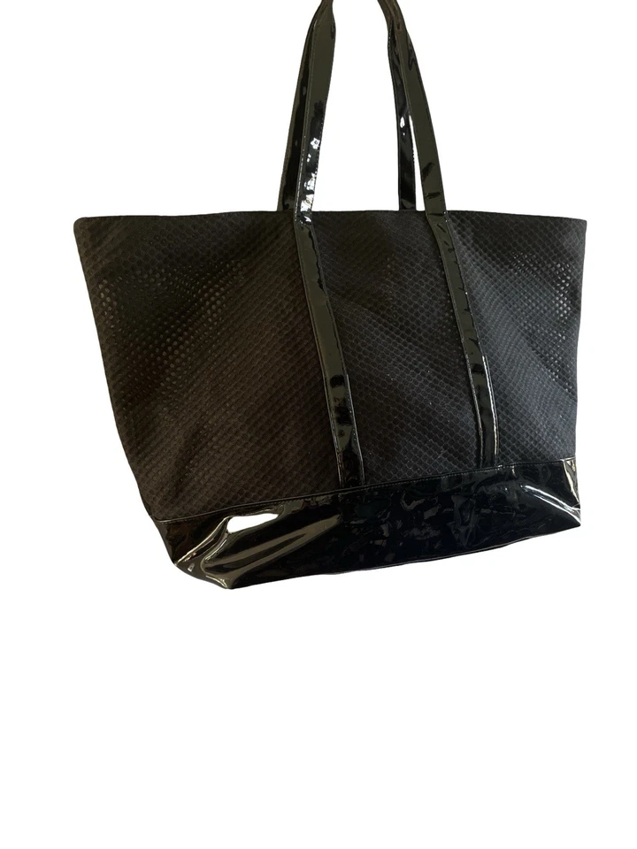 Bolsa tote Victoria's Secret grande preta, malha e patente. Tamanho 24wx15h - Imagem 2 de 3