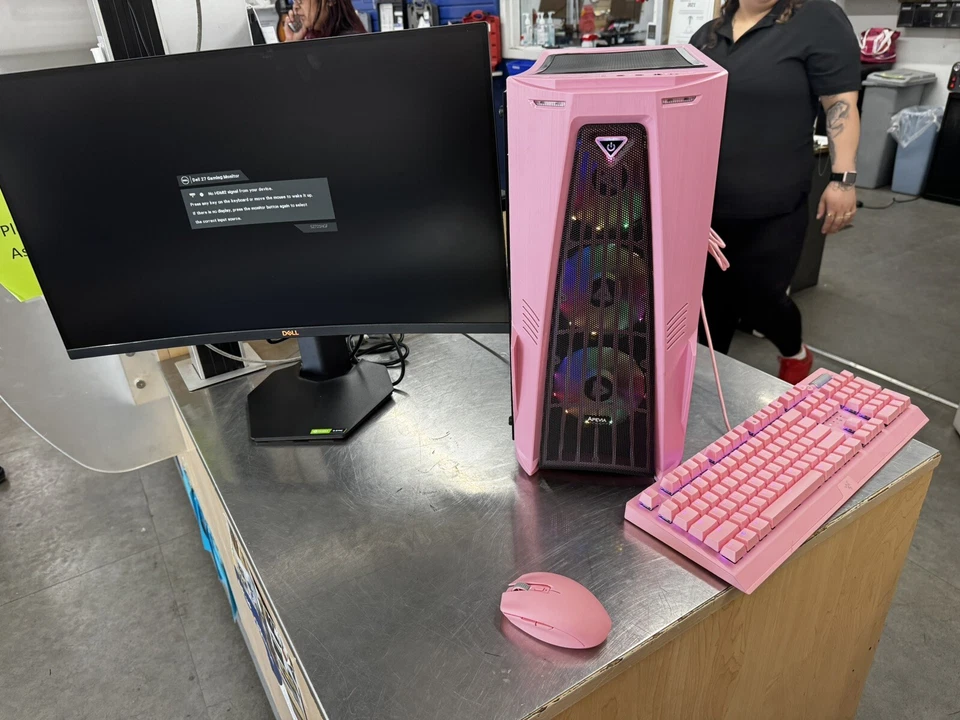 ordenador de sobremesa pc gaming con monitor, teclado y ratón. Foto 2 de 4