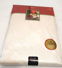 HOMEWEAR ELEGANT TABLECLOTH  4 NAPKINS Noel Ivory Christmas Pattern 52x70"