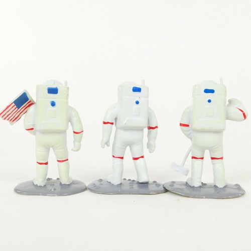 Astronaunts Cake Toppers Lot 3 Flag Shovel White 2" High K+M Int - Picture 8 of 12