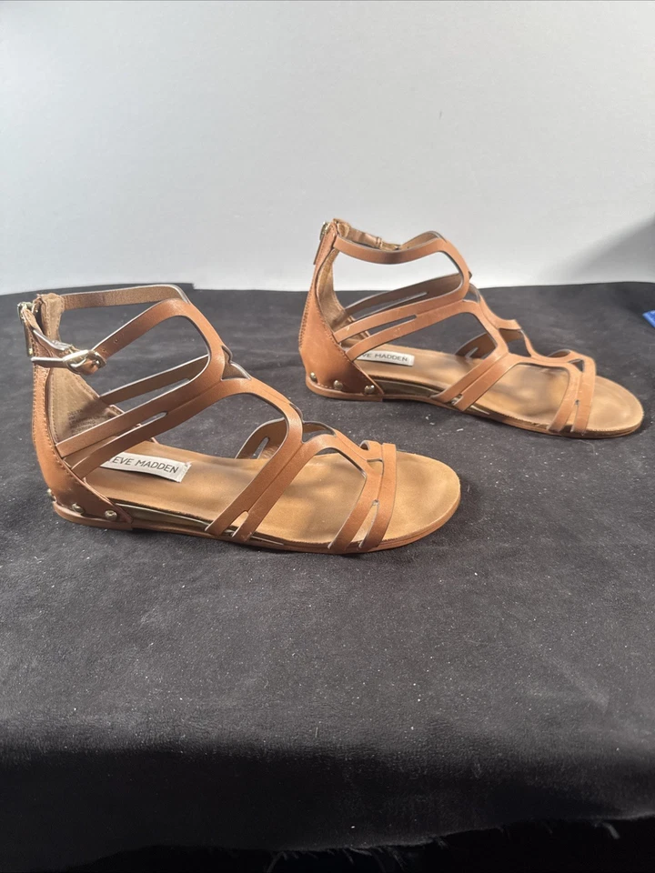 Sandalias planas Steve Madden con tiras al tobillo y cremallera detalles dorados con tachuelas 6M Gladiador Foto 2 de 4