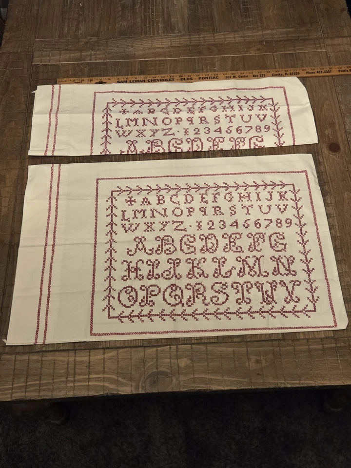 Juego de 2 fundas de almohada estándar Ralph Lauren Sampler Alphabet Village Inn rosa rojo Foto 3 de 4