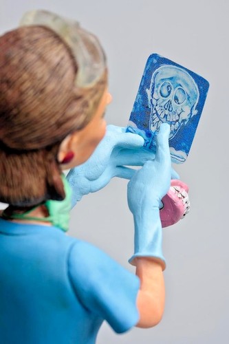 The Lady Dentist Sculpture by Guillermo Forchino ~ Hand Made Detailed & Painted - Picture 3 of 6