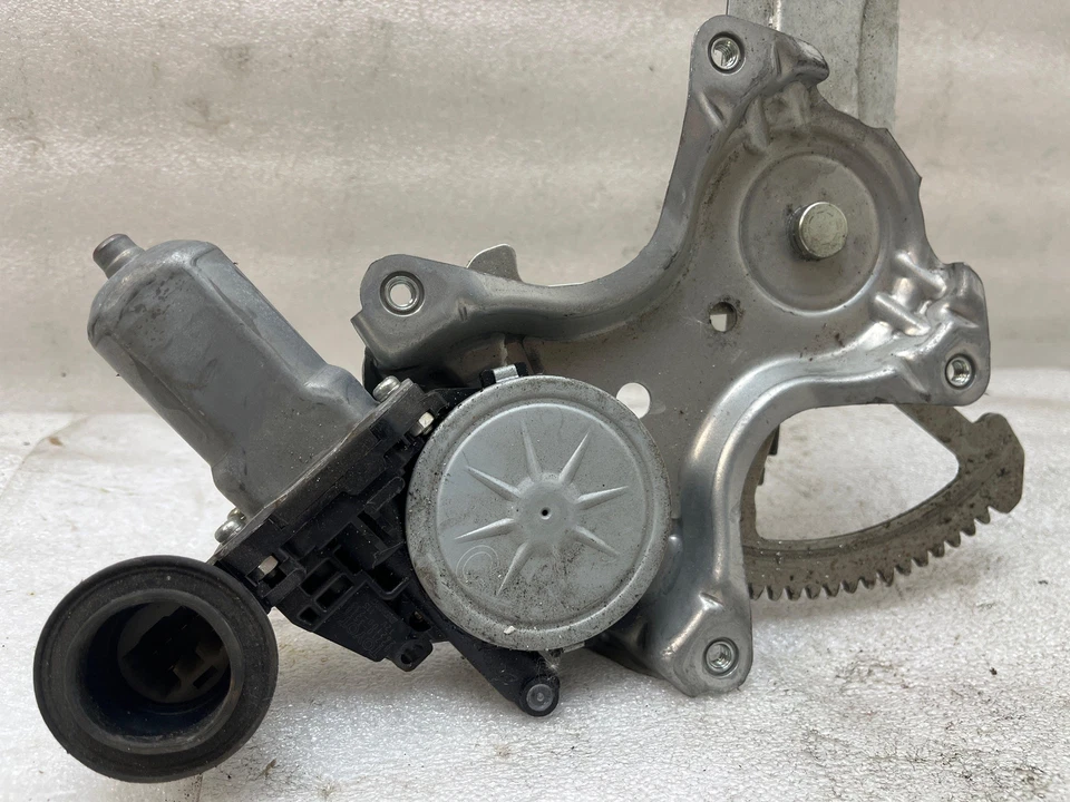 Оригинальный регулятор передней двери со стороны правого пассажира 2016 SCION IM - Изображение 2 из 4