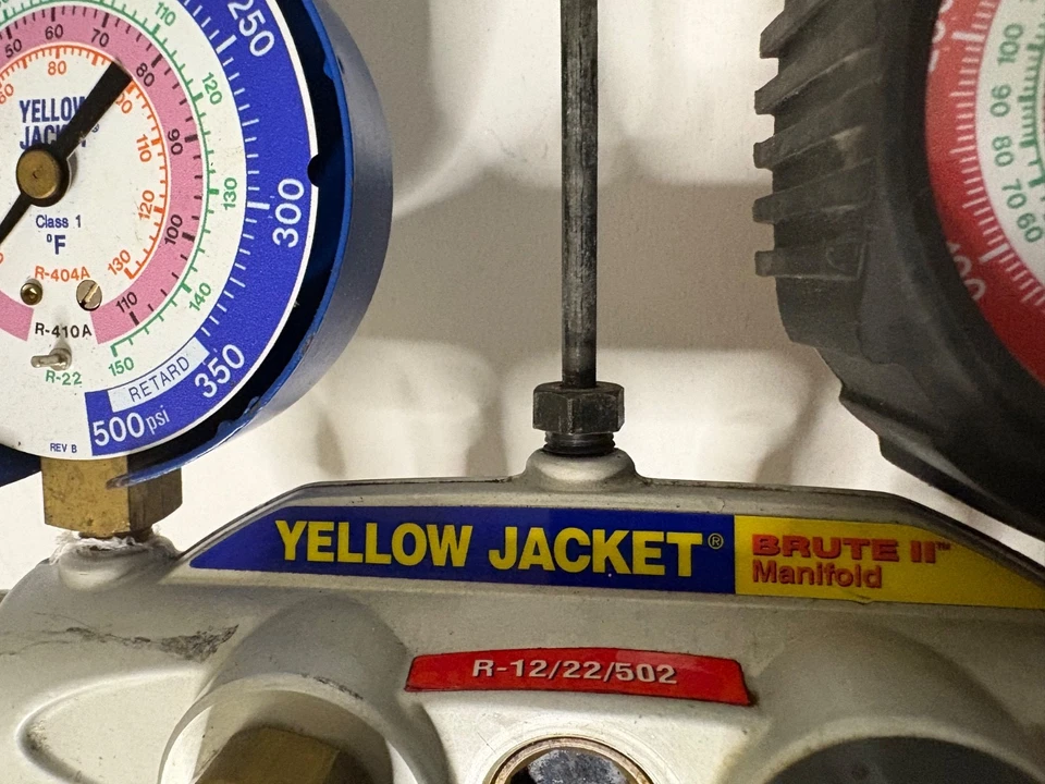 Yellow Jacket 46010 Brute II 4-клапанный испытательный и зарядный коллектор со шлангами  - Изображение 2 из 4