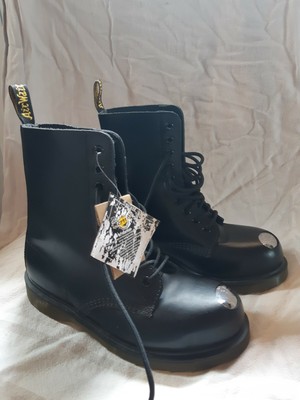 etichetta dottor martens