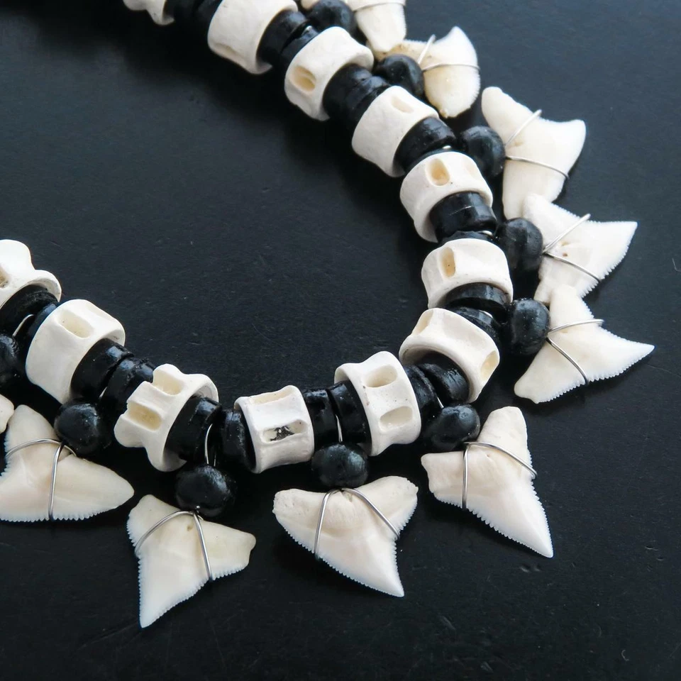 Impresionante collar de cuentas Heishi negras con hueso de diente de tiburón punta blanca unisex de 21 piezas Foto 3 de 3