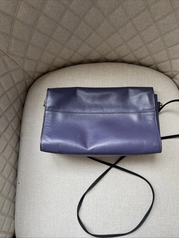 Cartera para mujer Halston Heritage de cuero púrpura bandolera correa desmontable Foto 3 de 4