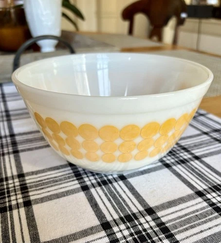 Vintage Pyrex Yellow Polka Dot 1.5 QT Nesting Mixing Bowl 402 Retro 1967