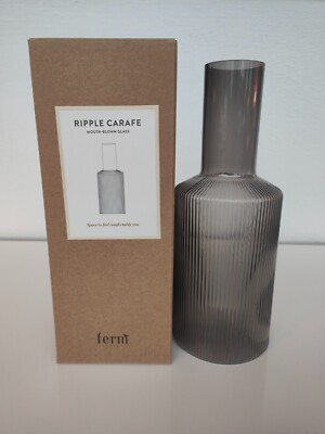 ferm LIVING Ripple Karaffe Smoked Grey Mundgeblasenes Glas | eUVP 39  