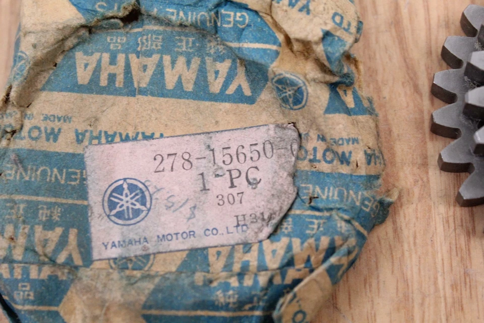 1977 YAMAHA RD400 Idle Gear 22T 27T  NOS OEM - Image 2 of 4