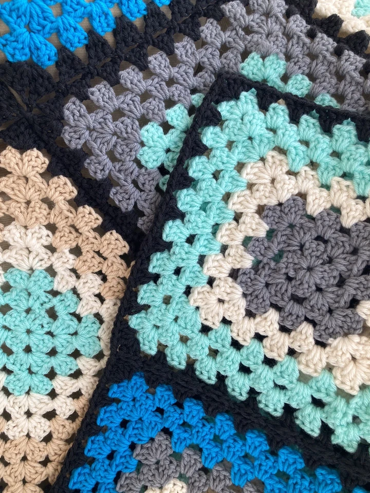 "NUEVO-hecho a mano ganchillo afgano abuela cuadrado azul, bronceado, nacido, gris aprox 67""x44""" Foto 3 de 4