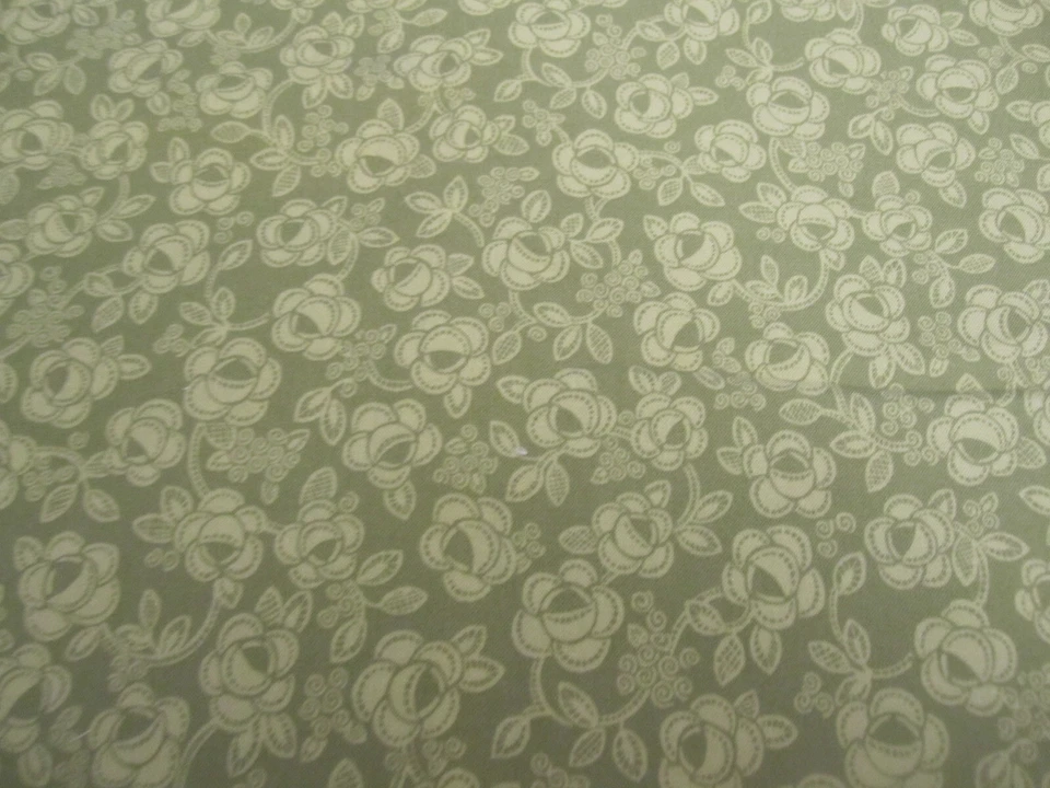 Tela Algodón Lilas y Encaje Tono Verde Oliva Floral por Red Rooster 1yd 22"x44 Foto 2 de 4