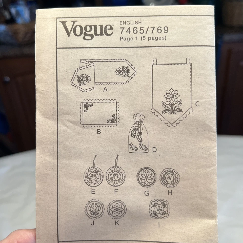 Vogue Craft 7465 Uncut Christmas Table Runner Coasters Place Mats Chair Aprons - Image 3 of 4