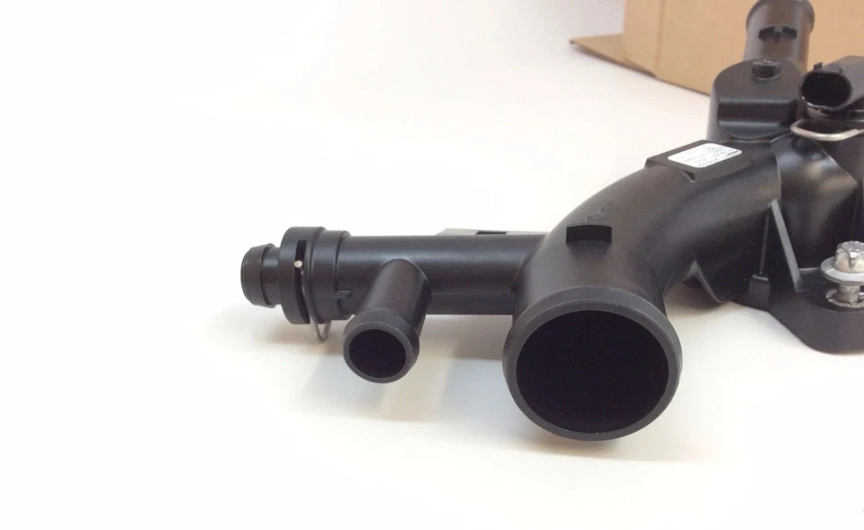 Carcasa termostato salida bomba agua Chevrolet Cruze Sonic Buick Encore 1,4 L OEM Foto 2 de 4