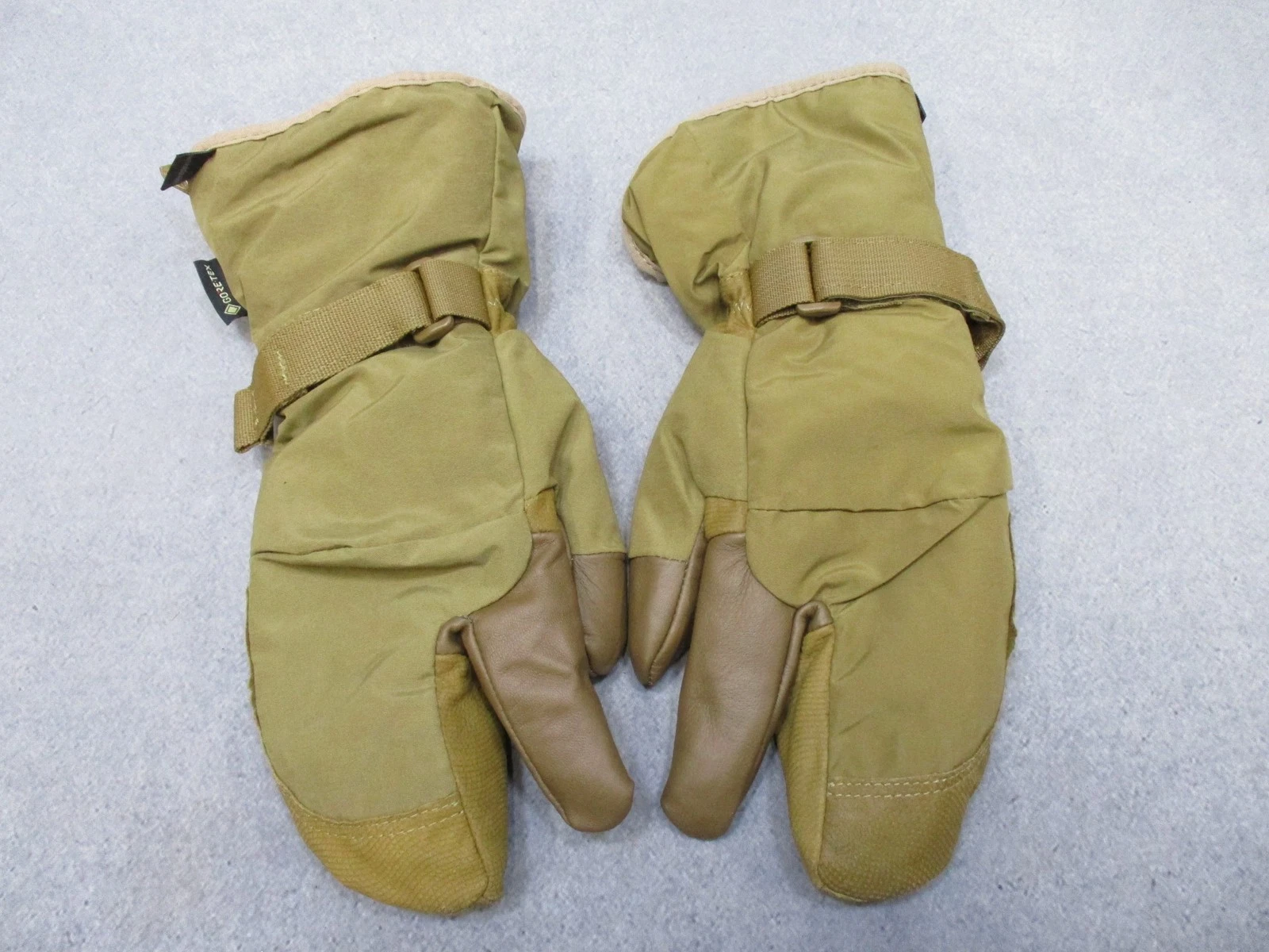 USGI MilitaryCWGS Climb Place Trigger Finger Mittens Gore-Tex Wool Leather Large
Opens in a new wind