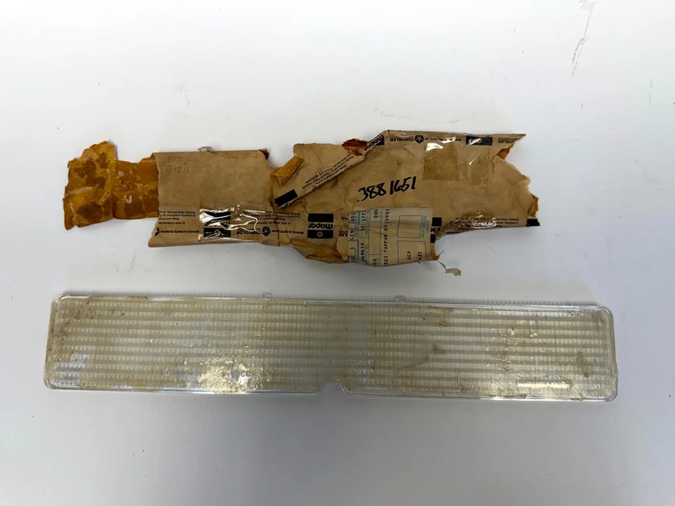 Lente luz de giro delantera izquierda Chrysler LeBaron 1977-1978 NOS 3881651 Foto 2 de 4