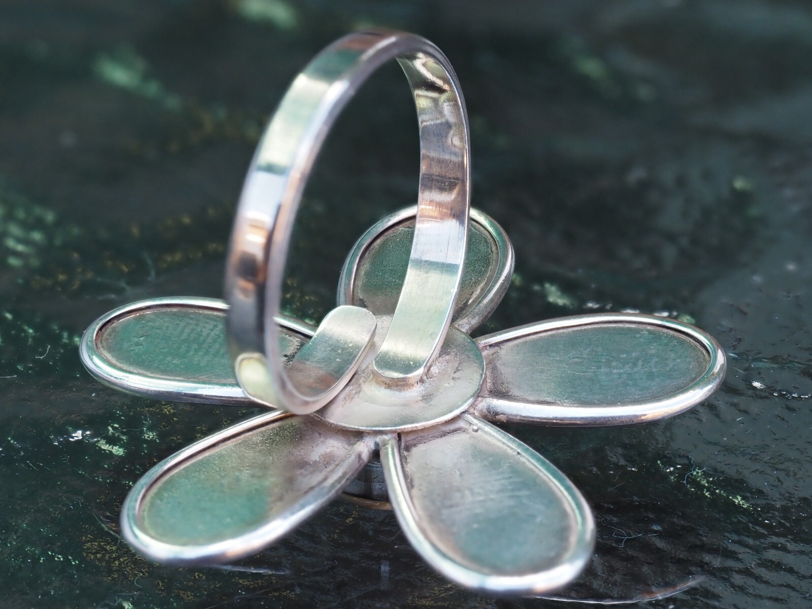 Photo 3 of Sterling Silver Daisy Flower Shell Ring Size O, R324