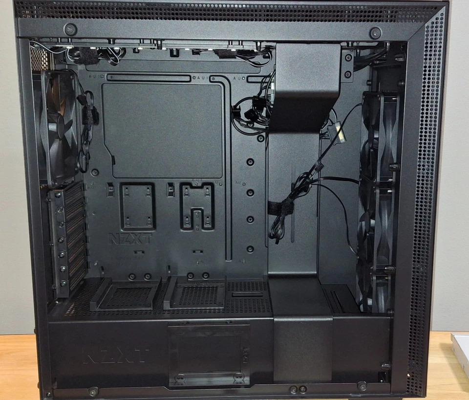 NZXT H700i - ATX Mid-Tower PC Gaming Case with Tempered Glass Black - 2018 Model - Image 2 of 4