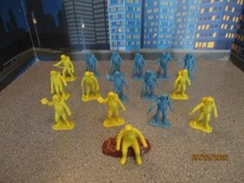 LOT OF 16 PLASTIC SPACEMEN ASTRONOUTS