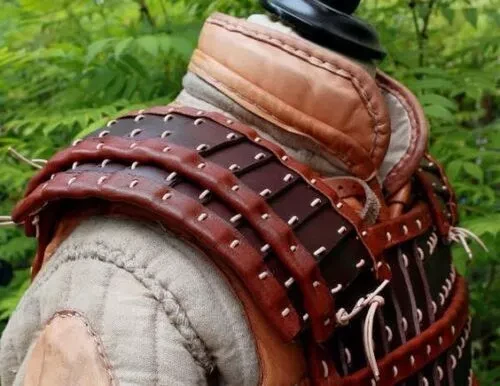 Disfraz de cosplay vikingo armadura a escala de cuero laminar medieval pechuga marrón Foto 4 de 4