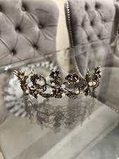 Exquisite Baroque Crown with Leaves