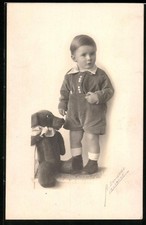 Fotografie A. Bangerter, Lausanne, Knabe mit seinem grossen Teddybär 