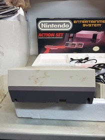 Consola dom&eacute;stica Nintendo NES Action Set - blanca/gris con caja NES-001