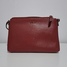 Borsa a tracolla DKNY in PVC rosso tono oro ferramenta tracolla regolabile 2021
