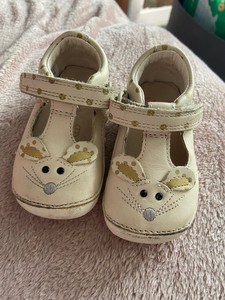 clarks baby shoes size 2.5