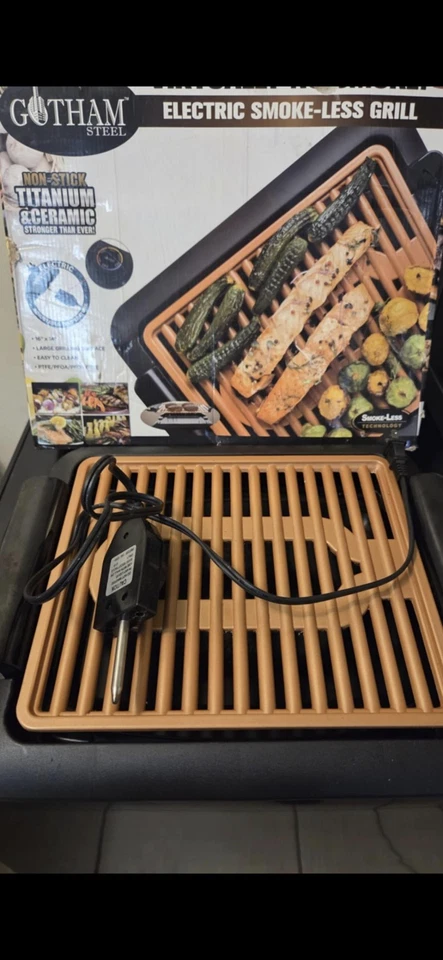 Parrilla eléctrica portátil de acero Gotham sin humo, antiadherente Foto 2 de 2