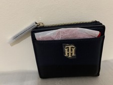 Image of BNIB Tommy Hilfiger Seasonal MED Slim Wallet Women, Black