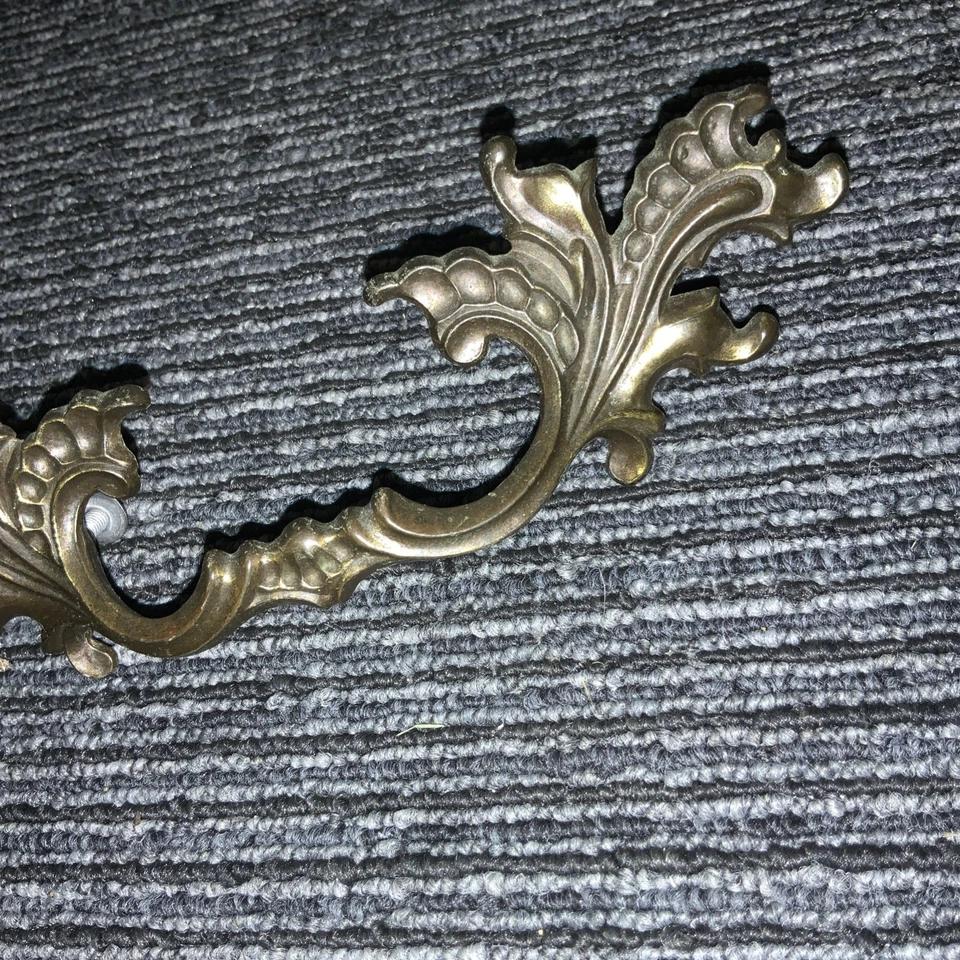 Cajón de hoja provincial francés vintage tirador mango dorado 7 3/4" quilla latón Foto 3 de 4