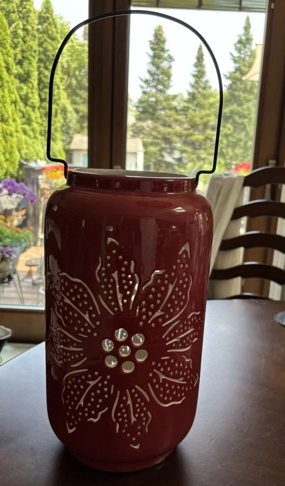 "Linterna grande de cerámica roja diseño de flores perforadas con mango 12,5"" de alto 7"" de ancho" Foto 2 de 2