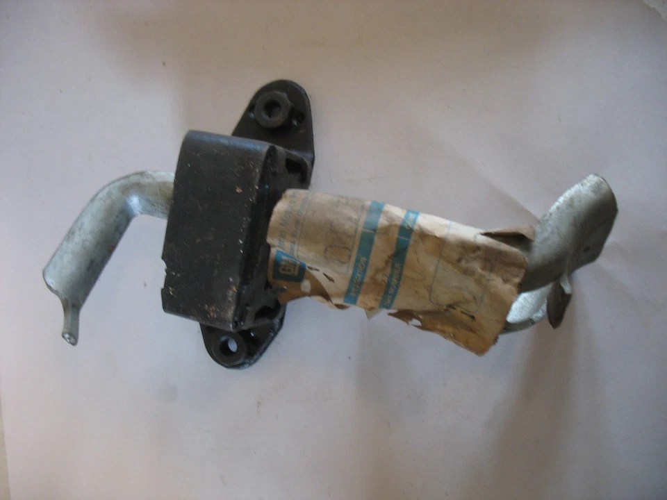 GM 339036 SOPORTE DE SUSPENSIÓN DE ESCAPE 1971 1972 1973 1974 1975 CHEVROLET VEGA MONZA Foto 4 de 4