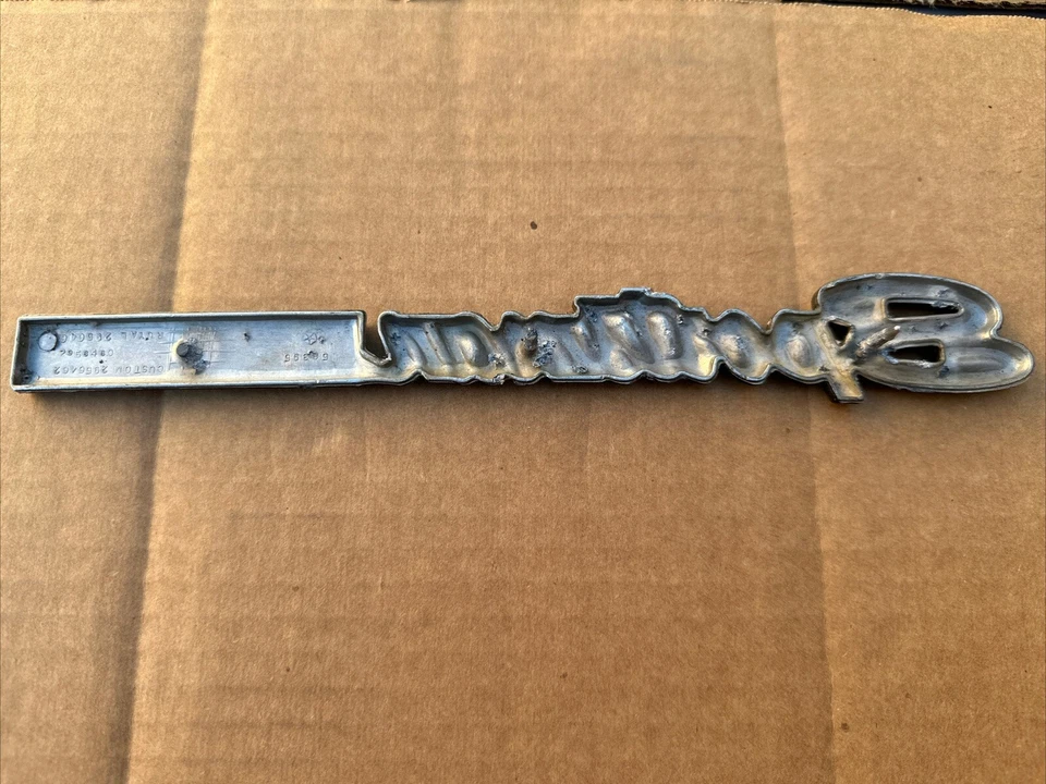 1970-1979 Plymouth Dodge Van Sportsman Royal Nameplate Emblem 2956462 OEM Foto 4 de 4