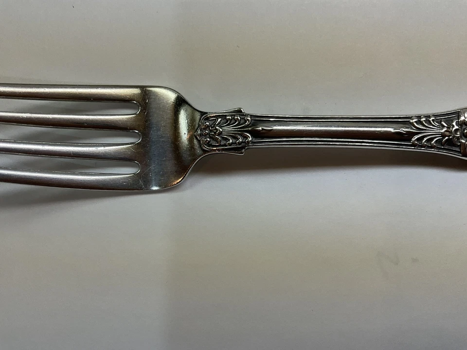 Tenedor de cena Tiffany & Company de plata esterlina patrón rey inglés 1885 Foto 3 de 4