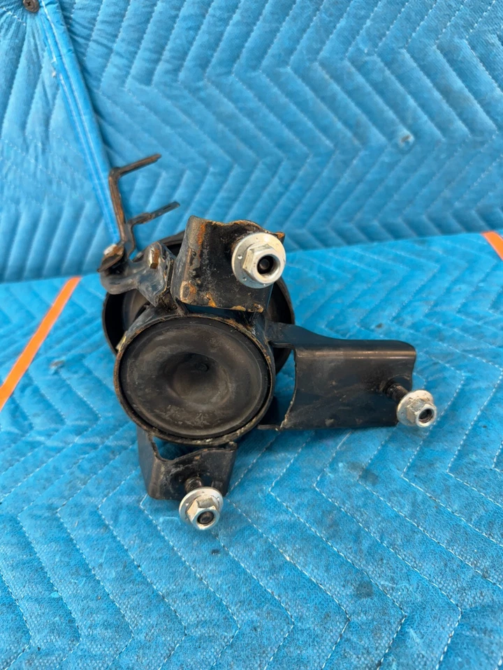 05-12 TOYOTA AVALON XL Front At Transmission Mount 12361-F0020 OEM - Image 2 of 4