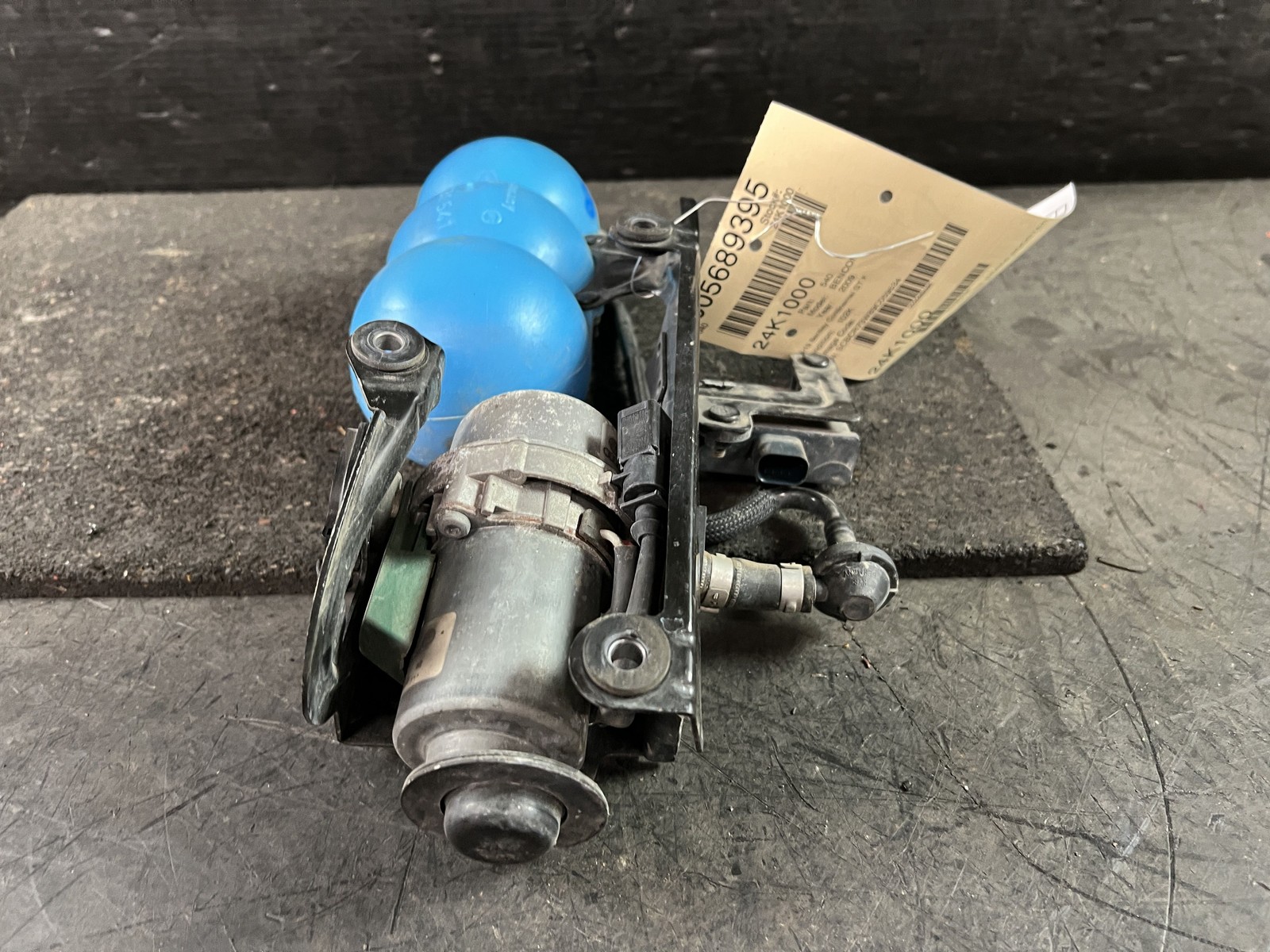 06-13 BENTLEY CONTINENTAL BRAKE BOOSTER VACUUM PUMP W/TANK ID 8E0927317C