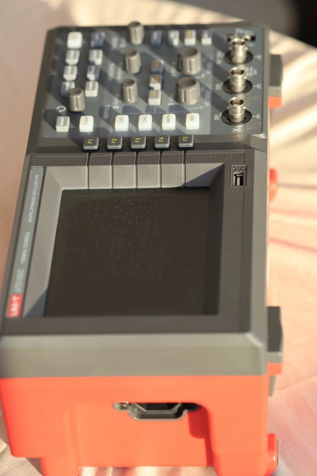 📊 Uni‑T UT2102C – Osciloscopio Digital de 2 Canales, 100 MHz – Usado - Imagen 2 de 3