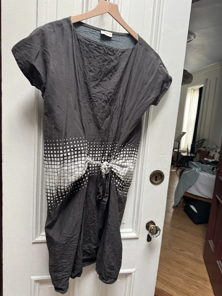 Vestido Dries Van Note blanco y negro a cuadros corbata mediana hasta la rodilla Foto 3 de 4