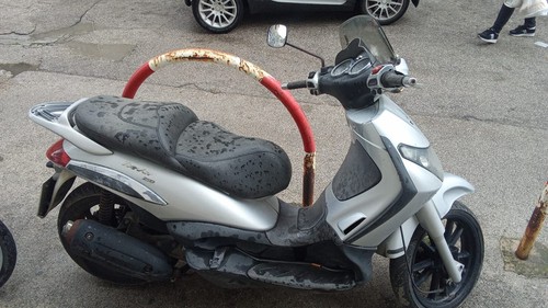 scooter 250 Beverly colore grigio da rifare motore 300 euro più da fare passaggi - Foto 2 di 3