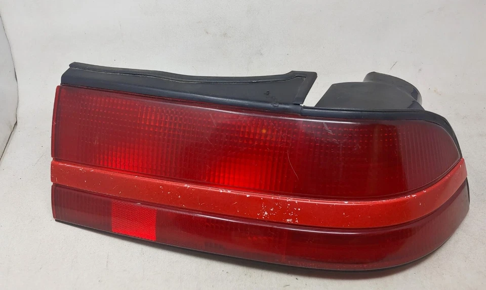 1990-1991 MITSUBISHI ECLIPSE GENUINO OEM LUZ TRASERA DERECHA     Foto 2 de 4