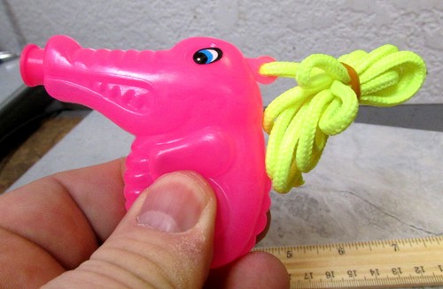 vintage 1990s plastic animal squirt toy pendant on string, pink Alagator NEW - Picture 4 of 4